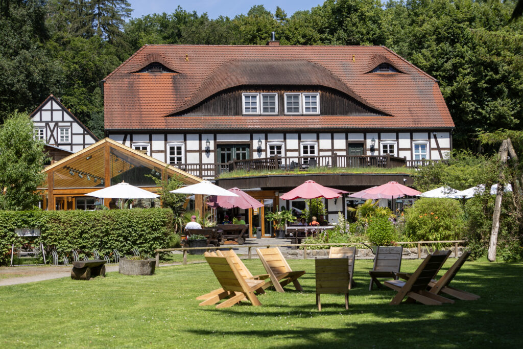 Yoga in der Boltenmühle Natur und Ruhe beim Paar-Yoga genießen
