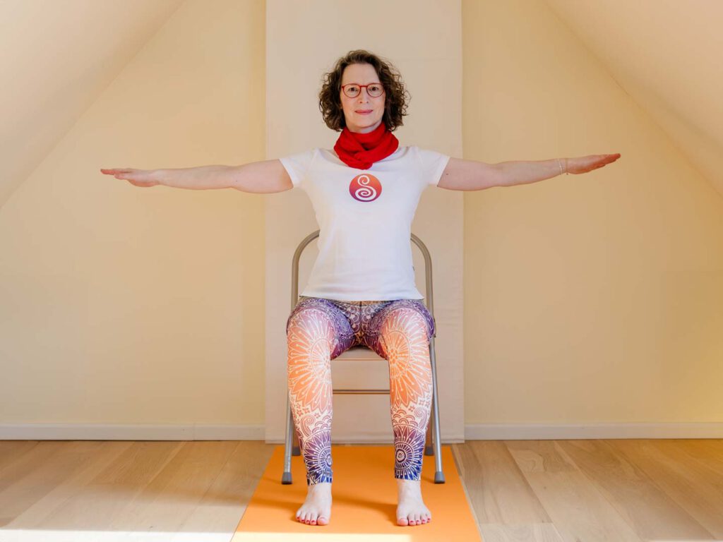 Carola Schmidt zeigt Yoga mit dem Stuhl