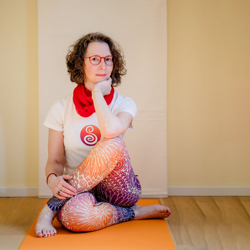 Carola Schmidt leitet eine Yoga-Stunde: Yoga und Retreats für Wohlbefinden und Entspannung