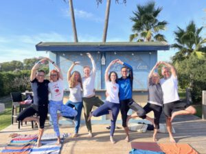 Paar Yoga auf Mallorca mit Partnerübung in Baumpose zur Stärkung von Nähe und Vertrauen