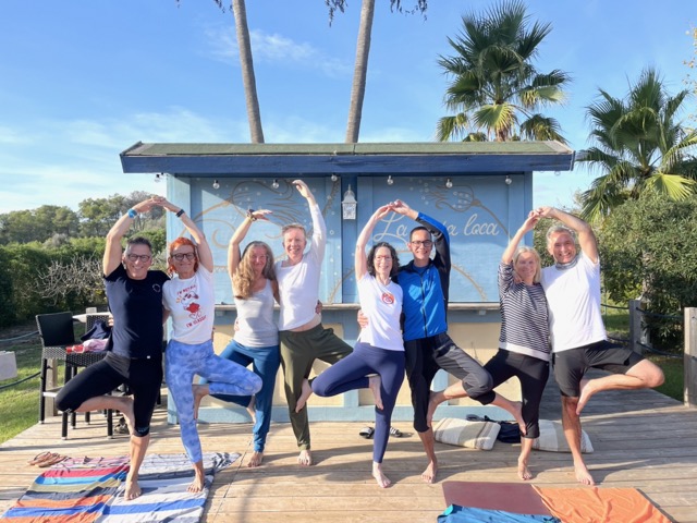Paar Yoga auf Mallorca mit Partnerübung in Baumpose zur Stärkung von Nähe und Vertrauen